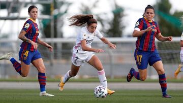 Mapi Le&oacute;n y Andrea Pereira, del Bar&ccedil;a, y Olga Carmona, del Real Madrid. 