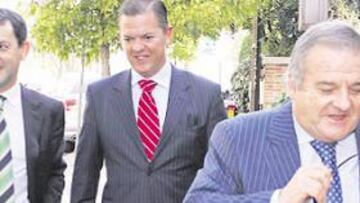 <b>EN LA LIGA.</b> Fernando Lamikiz, Juan Bustamante y Patxi Izco, camino de una reunión en la sede de la LFP.