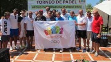 Manolo Santana, en el centro, junto a Ignacio González.