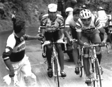 Tour de Francia de 1992, Indurain junto a Bugno intenta aguantar el ritmo de Chiapucci que va primero.