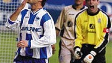 <B>IDILIO CON EL GOL</B>. Rubén Navarro agradeció la titularidad marcando¡ a los 11 minutos. Un gol de listo, entre los centrales y el portero.