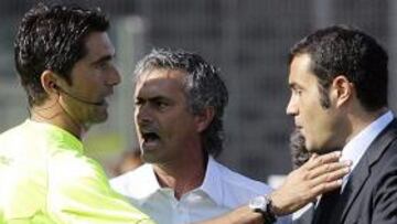 El técnico del Inter de Milán, el portugués Jose Mourinho, ha sido sancionado hoy con un partido de suspensión y a pagar una multa de 15.000 euros por el juez deportivo de la Liga de Fútbol italiana, tras haber sido expulsado del campo durante el último encuentro liguero contra el Cagliari.