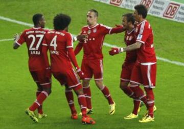 1-3. Ribery celebra el tercer gol con sus compañeros.