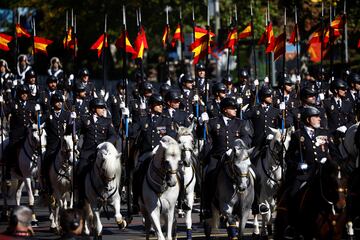 España celebra este miércoles, 12 de octubre, los actos conmemorativos del Día de la Fiesta Nacional. Más de 4.000 militares, 97 vehículos, 37 motos, 26 helicópteros y 58 aviones participarán en el desfile.