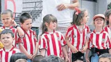 <b>ACLAMADO. </b>Urzaiz, sonriente, con un grupo de los escolares que ayer estuvieron en Lezama.