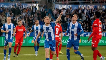 VITORIA-GASTEIZ, 24/05/2025.- El extremo del Alavés Carlos Vicente celebra tras anotar el primer gol del equipo este sábado, durante el partido de la jornada 38 de LaLiga EA Sports, entre el Alavés y el Osasuna, en el estadio de Mendizorroza. EFE/ L. Rico