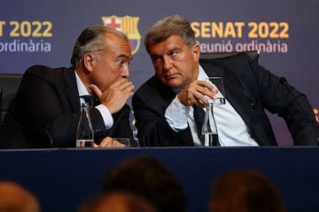 Joan Laporta, presidente del Barcelona, en el Senado blaugrana, junto al vicepresidente deportivo Rafel Yuste.