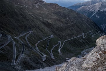 La cima del Stelvio se subi車 por primera vez en el Giro de Italia de 1953 en una etapa para la historia con el &pacto de caballeros* en la que Fausto Coppi le arrebat車 la maglia rosa a Hugo Koblet tras tenderle una trampa tras el ataque de Nino Defilippis para conseguir su quinto t赤tulo en el Giro de Italia. Adem芍s de Fausto Coppi, otras grandes figuras del ciclismo como Aurelio del R赤o (1956), Charly Gaul (1961), Graziano Battistini (1965), Jos谷 Manuel Fuente (1972), Francisco Gald車s (1975), Jean-Ren谷 Bernardeau (1980), Franco Vona (1994), Jos谷 Rujano (2005), Thomas de Gendt (2012), Dario Cataldo (2014), Mikel Landa (2017) y Rohan Dennis (2020) tienen el honor de haber coronado en cabeza una de las cimas m芍s m赤ticas del Giro y del ciclismo.