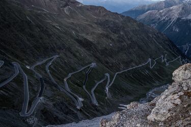 
La cima del Stelvio se subió por primera vez en el Giro de Italia de 1953 en una etapa para la historia con el ‘pacto de caballeros’ en la que Fausto Coppi le arrebató la maglia rosa a Hugo Koblet tras tenderle una trampa tras el ataque de Nino Defilippis para conseguir su quinto título en el Giro de Italia. Además de Fausto Coppi, otras grandes figuras del ciclismo como Aurelio del Río (1956), Charly Gaul (1961), Graziano Battistini (1965), José Manuel Fuente (1972), Francisco Galdós (1975), Jean-René Bernardeau (1980), Franco Vona (1994), José Rujano (2005), Thomas de Gendt (2012), Dario Cataldo (2014), Mikel Landa (2017) y Rohan Dennis (2020) tienen el honor de haber coronado en cabeza una de las cimas más míticas del Giro y del ciclismo.
