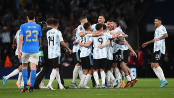 LONDON, ENGLAND - JUNE 01: Argentina players celebrates after their sides victory during the 2022 Finalissima match between Italy and Argentina at Wembley Stadium on June 01, 2022 in London, England. (Photo by Mike Hewitt/Getty Images)