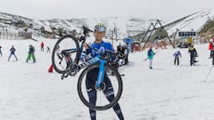Sara Martín posa con la bici de su equipo, el Movistar, en brazos sobre la nieve de Valdesquí. La de Aranda de Duero (24 años) estará en la ronda española sobre su Canyon por vez primera bajo esta denominación.