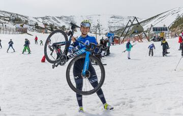 Sara Martín posa con la bici de su equipo, el Movistar, en brazos sobre la nieve de Valdesquí. La de Aranda de Duero (24 años) estará en la ronda española sobre su Canyon por vez primera bajo esta denominación.