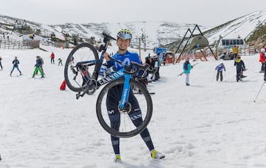 Sara Martín posa con la bici de su equipo, el Movistar, en brazos sobre la nieve de Valdesquí. La de Aranda de Duero (24 años) estará en la ronda española sobre su Canyon por vez primera bajo esta denominación.
