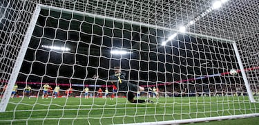 3-2. Rodrigo Hernández dispara al palo derecho de Bento engañando al portero brasileño, que se vence al otro lado.