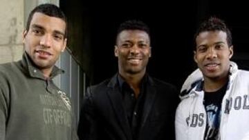<b>AGUANTANDO EL PESO DE LA HISTORIA. </b>Los jugadores rojiblancos Michel, Kalu Uche y Guilherme posan para AS con el cartel de los 100 partidos.