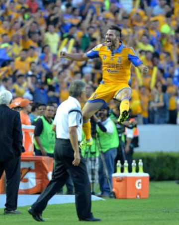 André-Pierre Gignac celebra su gol frente a Ricardo Ferreti.