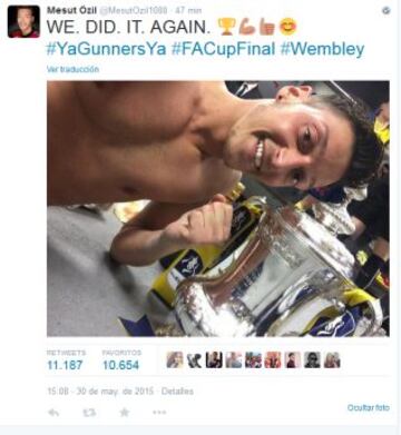 Özil también celebró con la copa en el camarín.