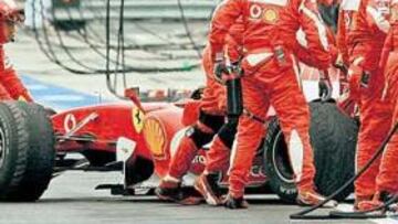 <b>MUY AGRESIVO. </b>Schumacher fue demasiado persistente en la defensa de su posición ante Heidfeld y acabó en boxes tras tocarse con el BMW de su rival.