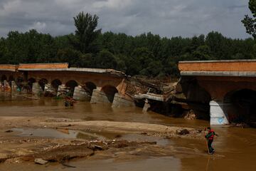 Puente destruido por el paso de la DANA en la localidad de Aldea del Fresno, municipio español del suroeste de la Comunidad de Madrid.