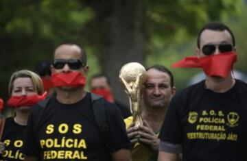 Protestas durante la rueda de prensa de Scolari