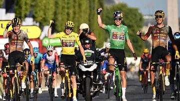 Tiesj Benoot, Jonas Vingegaard, Wout Van Aert y Christophe Laporte celebran la victoria de Vingegaard en la general del Tour de Francia 2022.