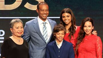 El golfista estadounidense Tiger Woods posa junto a su familia en el acto de entrada el Hall of Fame del Golf Mundial celebrado en el PGA TOUR Global Home de Ponte Vedra Beach, Florida.