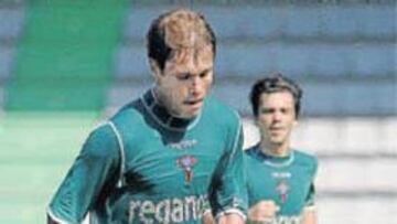 <b>MALA SUERTE. </b>Paco Corredoira sufrió la lesión en Mugardos.