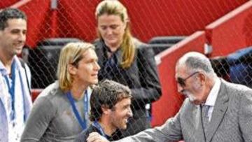 <b>SALUDOS. </b>Raúl saludó a muchas de las personalidades que asisten al torneo, entre ellos a Ion Tiriac, dueño el Masters Series de Madrid.