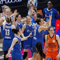 El Perfumerías se agarra a la épica y fuerza el tercer partido