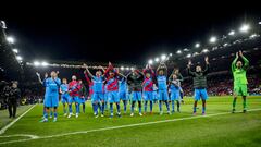 Los jugadores del Atlético de Madrid celebran la victoria tras finalizar el partido.