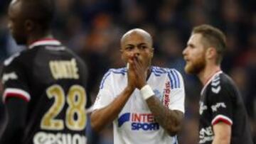 Ayew se lamenta tras una acci&oacute;n del partido.