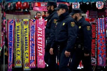 Dispositivo policial en el exterior del estadio Vicente Calderón, en Madrid, antes del partido de la decimoquinta jornada de Liga de Primera División entre el Atlético de Madrid y el Villarreal.