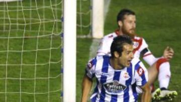 El centrocampista costarricense del Deportivo de La Coru&ntilde;a Celso Borges celebra tras marcar ante el Rayo Vallecano, durante el partido de Liga en Primera Divisi&oacute;n que est&aacute;n disputando esta noche en el Campo de F&uacute;tbol de Vallecas, en Madrid. 