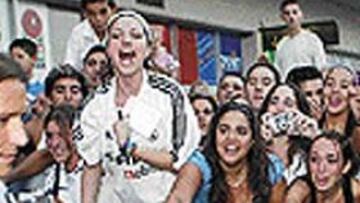 <b>GRAN RECIBIMIENTO</B>. Míchel Salgado es aclamado a su llegada al aeropuerto de Málaga.