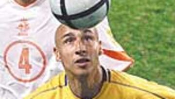 <b>SIN GOL.</B> Ni Van Nistelrooy ni Larsson consiguieron ayer marcar en el encuentro de cuartos. El sueco remató al larguero en la prórroga y el holandés dio una lección de cómo debe moverse un delantero centro, volviendo loca con sus movimientos a la defensa escandinava. Los dos se entregaron y jugaron los 120 minutos que duró el encuentro.