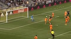 El desafortunado despeje de Bizama en su debut en la MLS