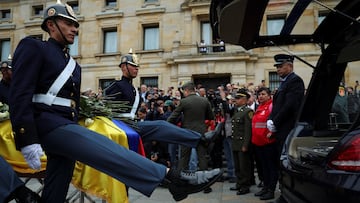 Honor Guards transport the coffin containing the body of Colombian Senator Miguel Uribe Turbay, during the funeral, following the senator's death after being shot in the head during a campaign event, outside the Primada Cathedral in Bogota, Colombia August 13, 2025. REUTERS/Luisa Gonzalez