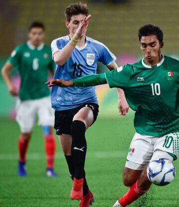 El juvenil uruguayo participó con su selección en los Juegos Panamericanos 2019. El mediocampista ofensivo llamó la atención de Tigres de la UANL, equipo que se hizo con su carta. Para el Clausura 2020, Leo Fernández jugará con Diablos Rojos de Toluca. 