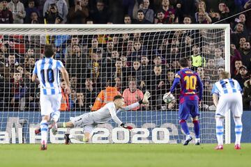 Leo Messi marcó el único gol que se vio en el Camp Nou el pasado 7 de marzo. El argentino transformó un penalti cometido por Le Normand. El colegiado Martínez Munuera tuvo que ir al VAR para cerciorarse y señalar la pena máxima. 