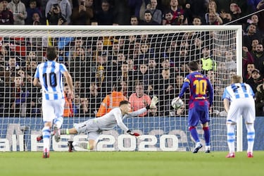 Leo Messi marcó el único gol que se vio en el Camp Nou el pasado 7 de marzo. El argentino transformó un penalti cometido por Le Normand. El colegiado Martínez Munuera tuvo que ir al VAR para cerciorarse y señalar la pena máxima. 