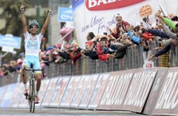 Fabio Aru celebra la victoria de etapa. 