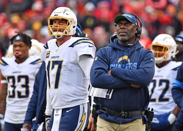 Anthony Lynn tomó las riendas del equipo hace tres campañas. Su primer año no terminó mal, por ser su año de debut, y el segundo mejoró de 9-7 a 12-4. Sin embargo, el 2019 resultó una pesadilla: finalizaron 3-5 la primera etapa del calendario y 2-6 la segunda vuelta. La mejor actuación de Los Angeles ocurrió en la Semana 9, cuando dieron la sorpresa ante Green Bay Packers, limitando a Aaron Rodgers a 139 yardas aéreas. Philip Rivers, a pesar de superar su yardaje con relación al año anterior por 26 unidades, regaló 6 intercepciones más y pasó 11 touchdowns menos.