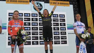 Annemiek Van Vleuten celebra su victoria en La Course by TDF 2019.