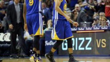 Andre Iguodala y Stephen Curry, los mejores de los Warrios en Memphis.