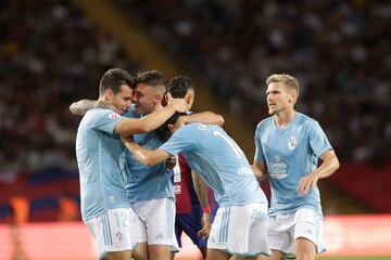 Los jugadores del Celta de Vigo celebran el gol de su equipo, anotado por el delantero griego Anastasios Douvikas.