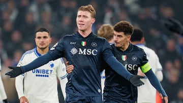 Hojlund y Di Lorenzo, ante el Copenhague.