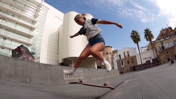 La skater chilena Cata Díaz tirando un flip en el Macba, mítico spot de skate de Barcelona, donde vive actualmente.