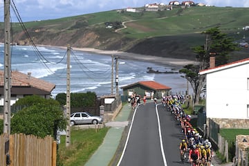 Una vista general del pelotón que pasa cerca de la costa Cantábrico durante la Vuelta a España 2023, una etapa de 120,1 km desde Liencres a Bejes.