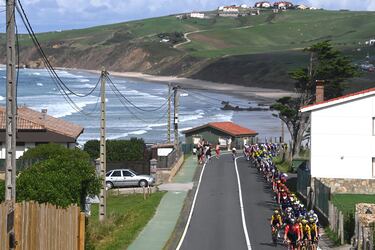Una vista general del pelotón que pasa cerca de la costa Cantábrico durante la Vuelta a España 2023, una etapa de 120,1 km desde Liencres a Bejes.