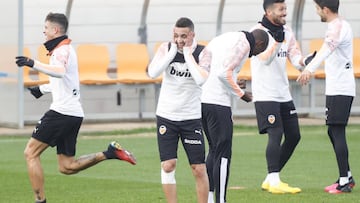 Rodrigo entrenando con el Valencia.
